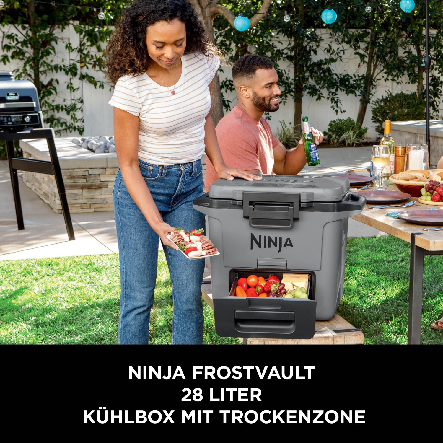 Ninja Kühlbox FrostVault 28L mit Trockenzone in Schiefergrau, ideal für Picknick und Camping.