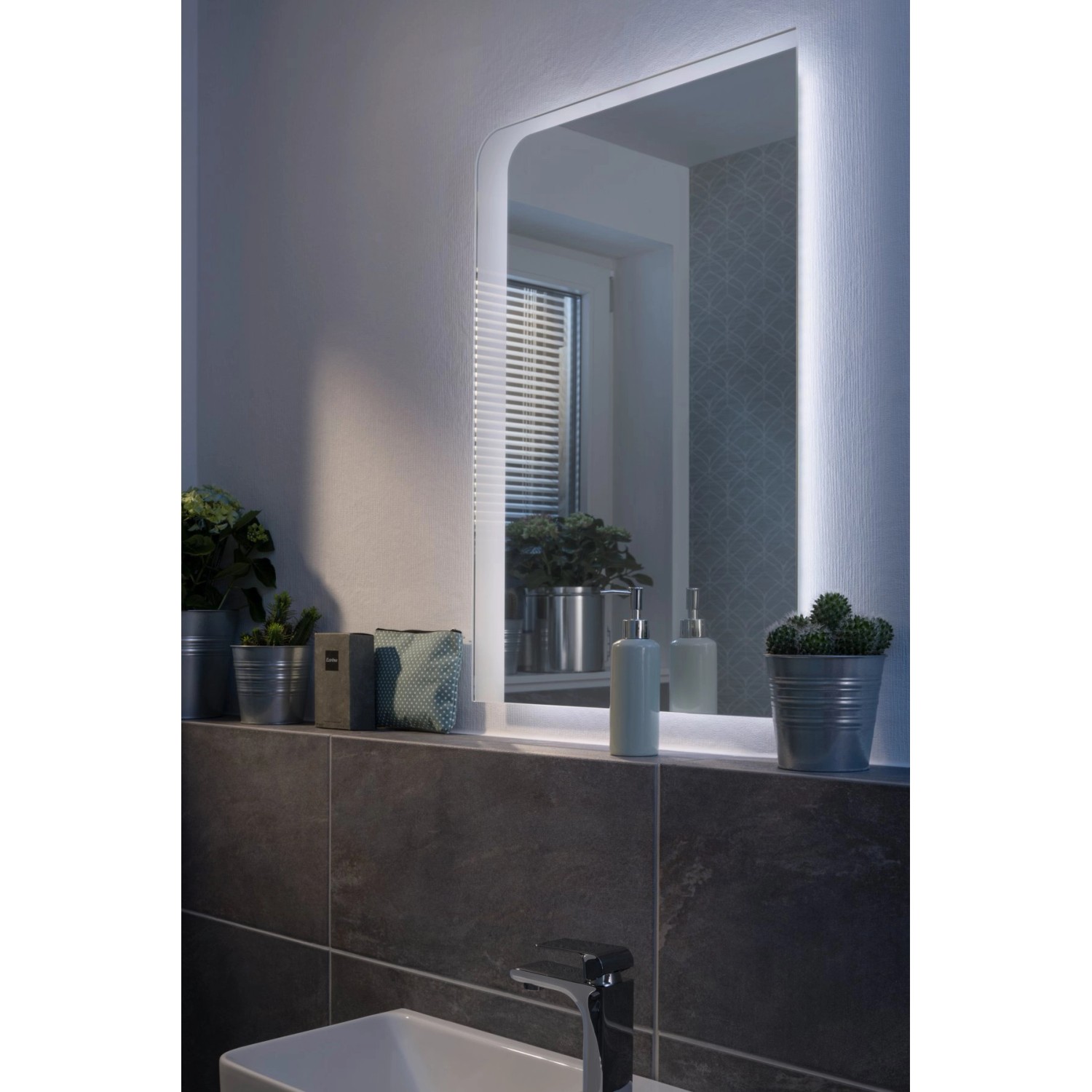Fackelmann Spiegel Milano mit LED-Beleuchtung, 55 cm, im Badezimmer.