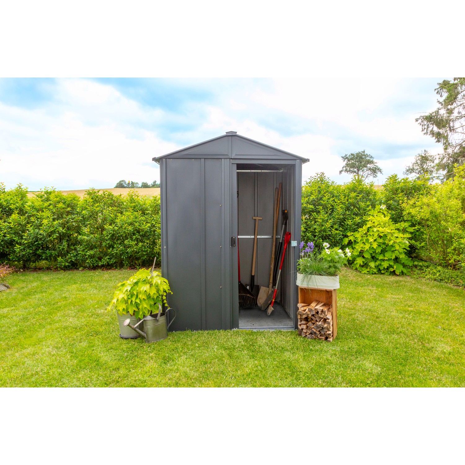 Spacemaker Metall-Gerätehaus, 1,5 m², grau, mit geöffneter Tür und Gartengeräten im Inneren.