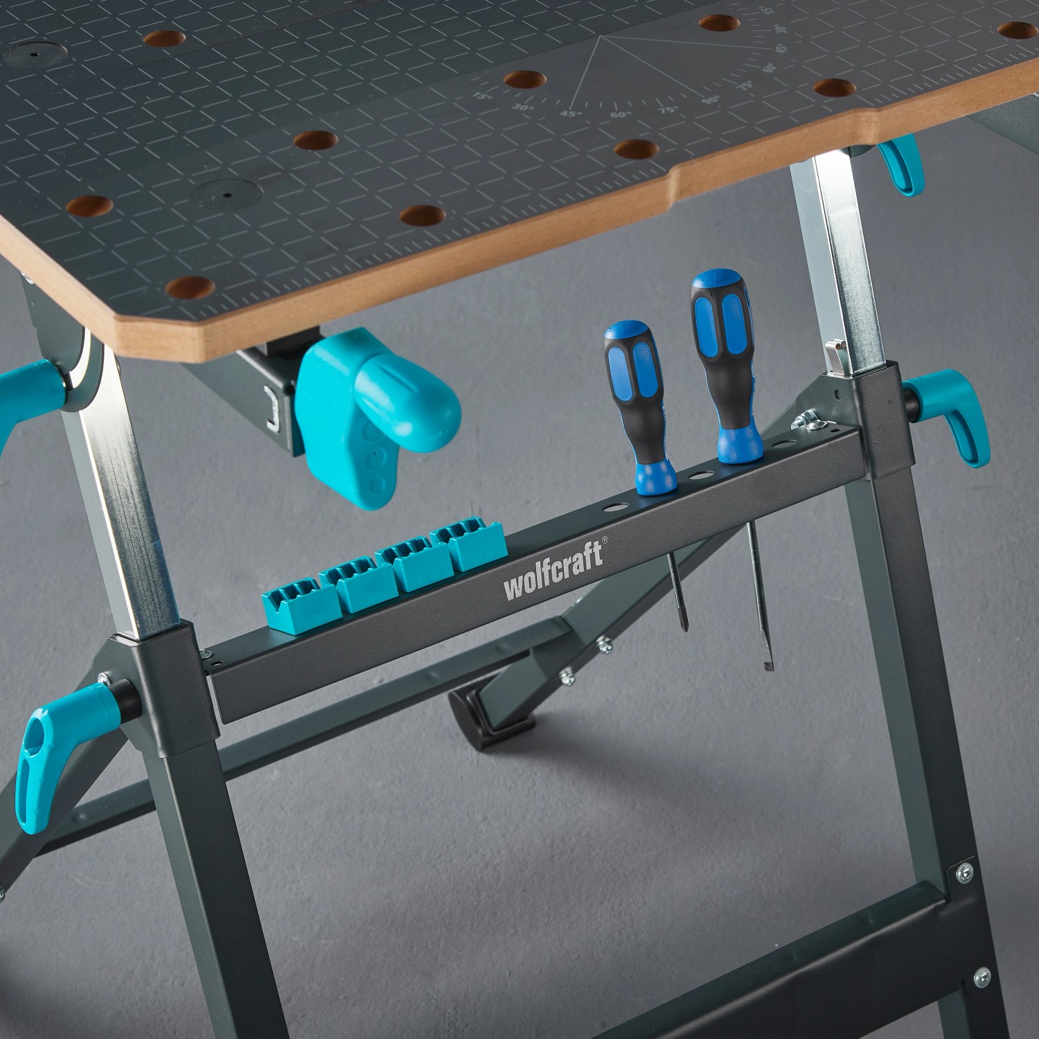 Wolfcraft Master 650 Ergo Werkbank mit Werkzeugablage und Schnellspannsystem.