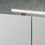 Fackelmann Spiegelschrank, 110 cm breit, weiß, mit Aufsatzleuchte und Softclose-Türen.
