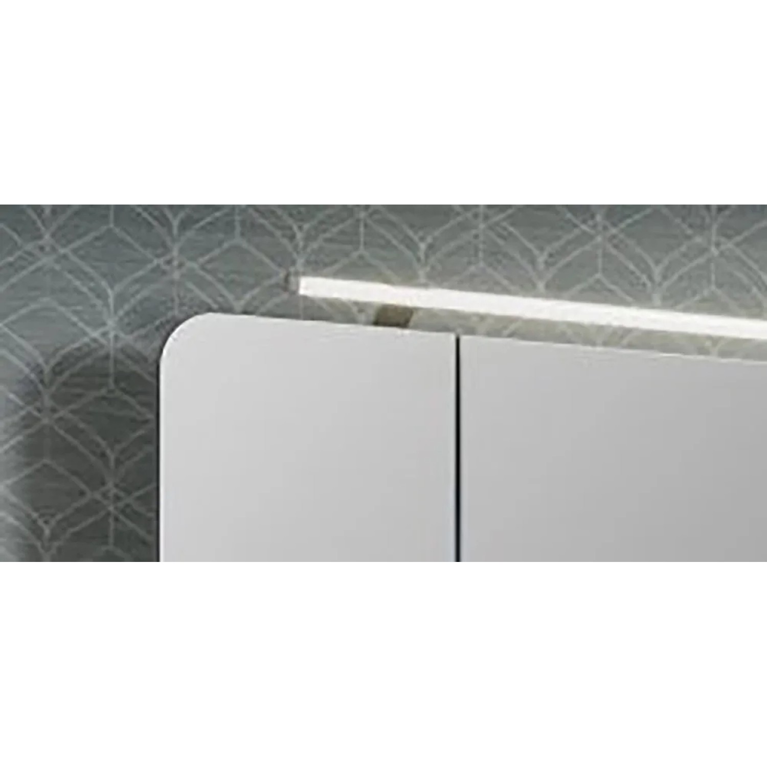 Fackelmann Spiegelschrank, 110 cm breit, weiß, mit Aufsatzleuchte und Softclose-Türen.