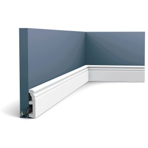 Weiße ORAC DECOR Sockelleiste SX195 LUXXUS HAMBURG (2 m) an blauer Wand. Zierleiste im Neo-Klassizismus Stil.