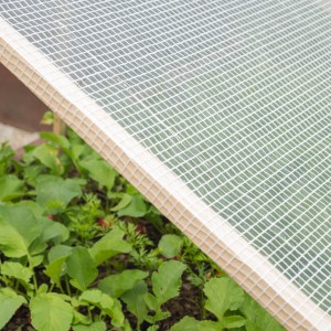Weiße Windhager Gitterfolie 200x300cm über Gemüsebeet, Schutz vor Unkraut und Witterung.