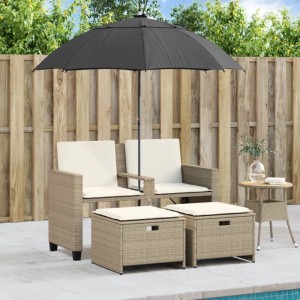 Beiges 2-Sitzer Gartensofa mit Sonnenschirm und Hockern aus Polyrattan.