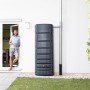 4rain Slim Regenwassertank 650 l in Graphitgrau mit Auslaufhahn an Hauswand.