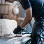 Anwender schleift Holz mit Bosch Exzenterschleifer und Expert Netzschleifblatt-Set.