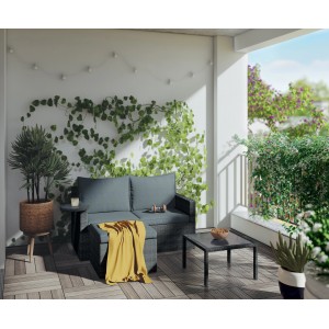 3-teiliges Lounge-Set aus Polyrattan in Hellgrau mit Sofa, Hocker und Tisch für Balkon oder Terrasse.