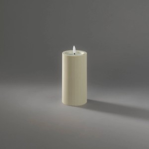 Beige Konstsmide LED-Kerze aus Kunststoff für Außen, geriffelt, mit leuchtender Flamme. Ø 7,4x15 cm.