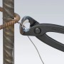 Knipex Monierzange 280 mm beim Verdrillen von Draht um einen Stahlträger.