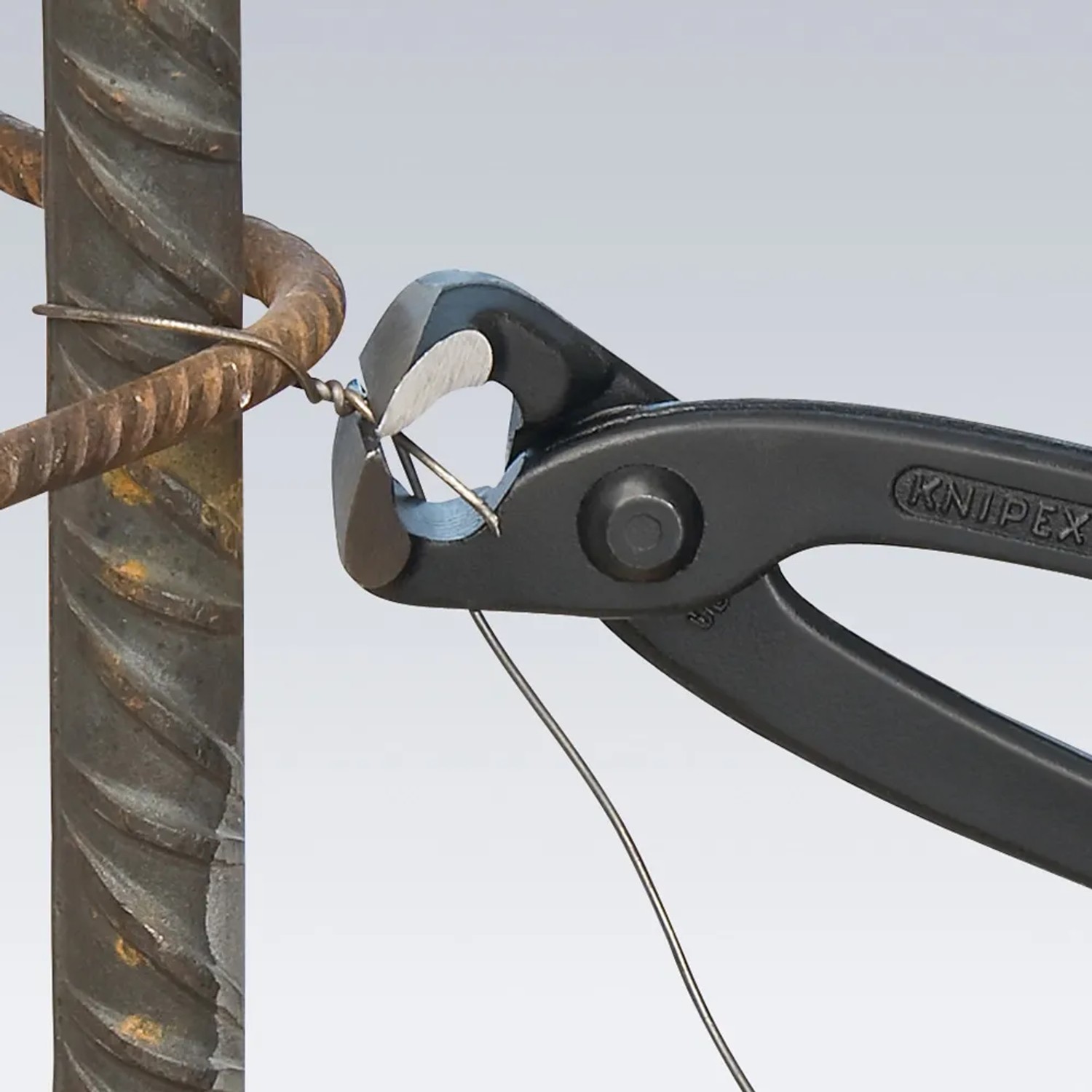 Knipex Monierzange 280 mm beim Verdrillen von Draht um einen Stahlträger.