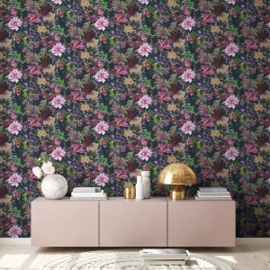Vliestapete mit Blumenmuster in Grün und Schwarz. Dekorative Tapete mit floralem Design.