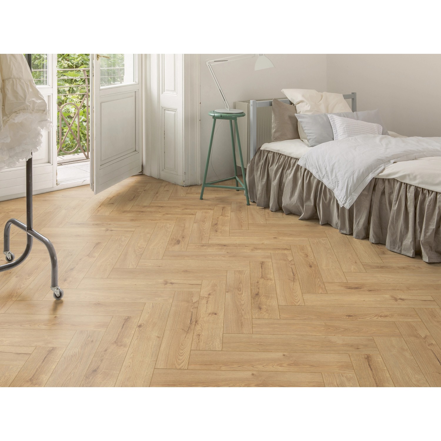 Heller Raum mit Kaindl Laminat im Fischgrätmuster Eiche Eddinburgh. Robust und pflegeleicht.