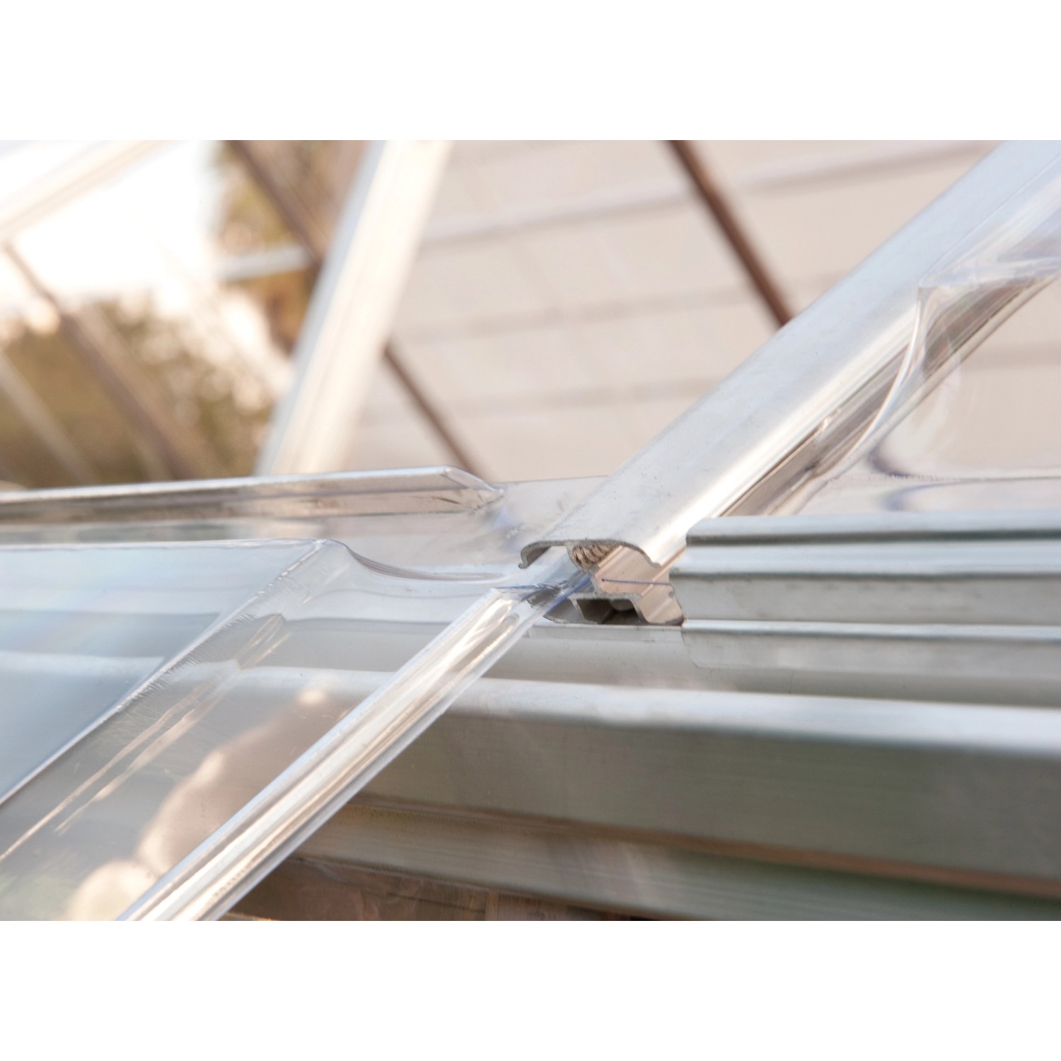 Detailaufnahme des silbernen Aluminiumrahmens und der Polycarbonatplatten des Palram Canopia Gewächshauses.