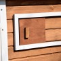 Detailansicht Hühnerstall XL: Fenster mit Verschluss am Holzstall.
