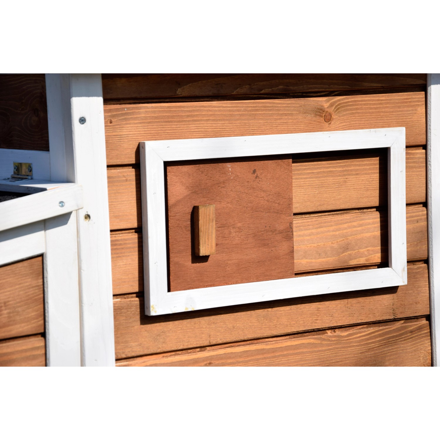 Detailansicht Hühnerstall XL: Fenster mit Verschluss am Holzstall.