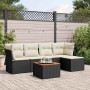 Schwarze 6-tlg. Garten-Sofagarnitur aus Poly Rattan mit cremefarbenen Kissen und Tisch.
