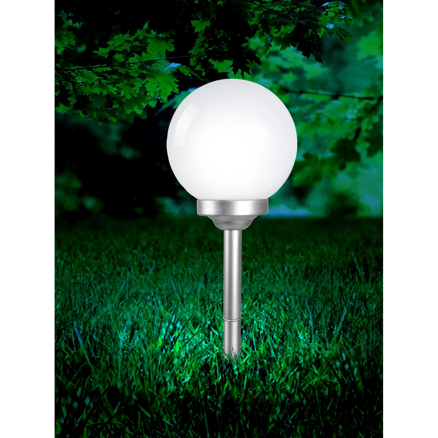 Globo LED-Solaraußenleuchte mit Kugel und Erdspieß, Ø 25 cm, silber-metallisch und weiß.