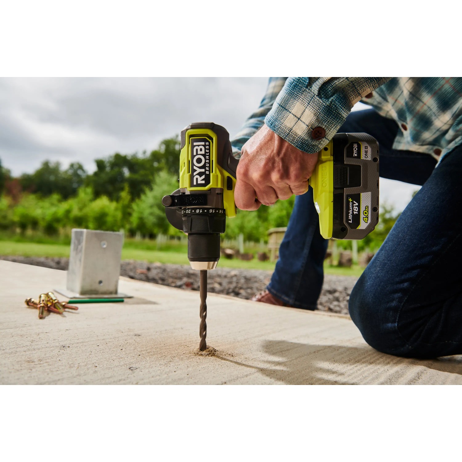Ryobi RPD18BL2-0 Akku-Schlagbohrschrauber beim Bohren in Beton. Brushless, 18V, 95 Nm.