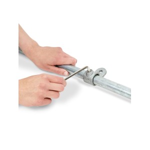 Silberner Befestigungsring verzinkt für Stahlrohr (Ø 2,7 cm) wird mit Inbusschlüssel montiert.