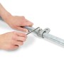 Silberner Befestigungsring verzinkt für Stahlrohr (Ø 2,7 cm) wird mit Inbusschlüssel montiert.