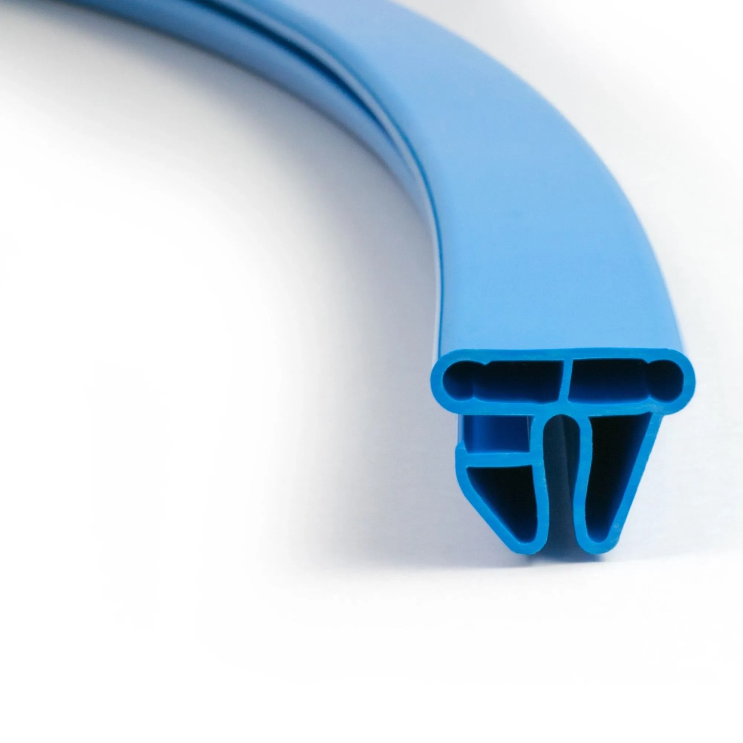 Detailaufnahme eines blauen Alu Steckprofils für Summer Fun Stahlwand Pools.