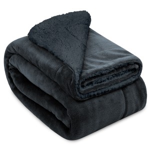 Anthrazitfarbene Beautissu Alina Kuscheldecke (150x200cm) mit weicher Lammfelloptik.