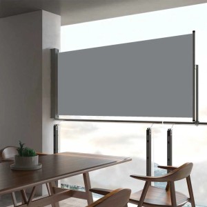Ausgezogene, graue furnicato Seitenmarkise 60x300 cm auf Balkon zur Beschattung.