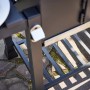 Detailaufnahme: Jamestown Holzkohlegrillwagen Jaxon XL mit Ablagefläche und Untergestell.