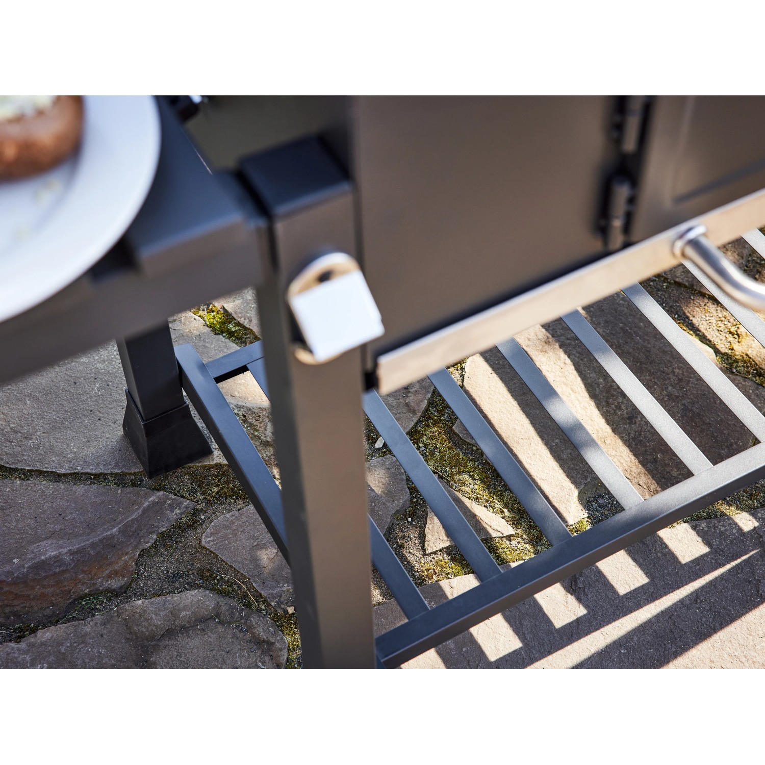 Detailaufnahme: Jamestown Holzkohlegrillwagen Jaxon XL mit Ablagefläche und Untergestell.