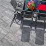 Diephaus Trapea Terrassenplatten, weiß-schwarz, 50x30x20x4 cm, auf Terrasse mit Tisch und Stühlen.