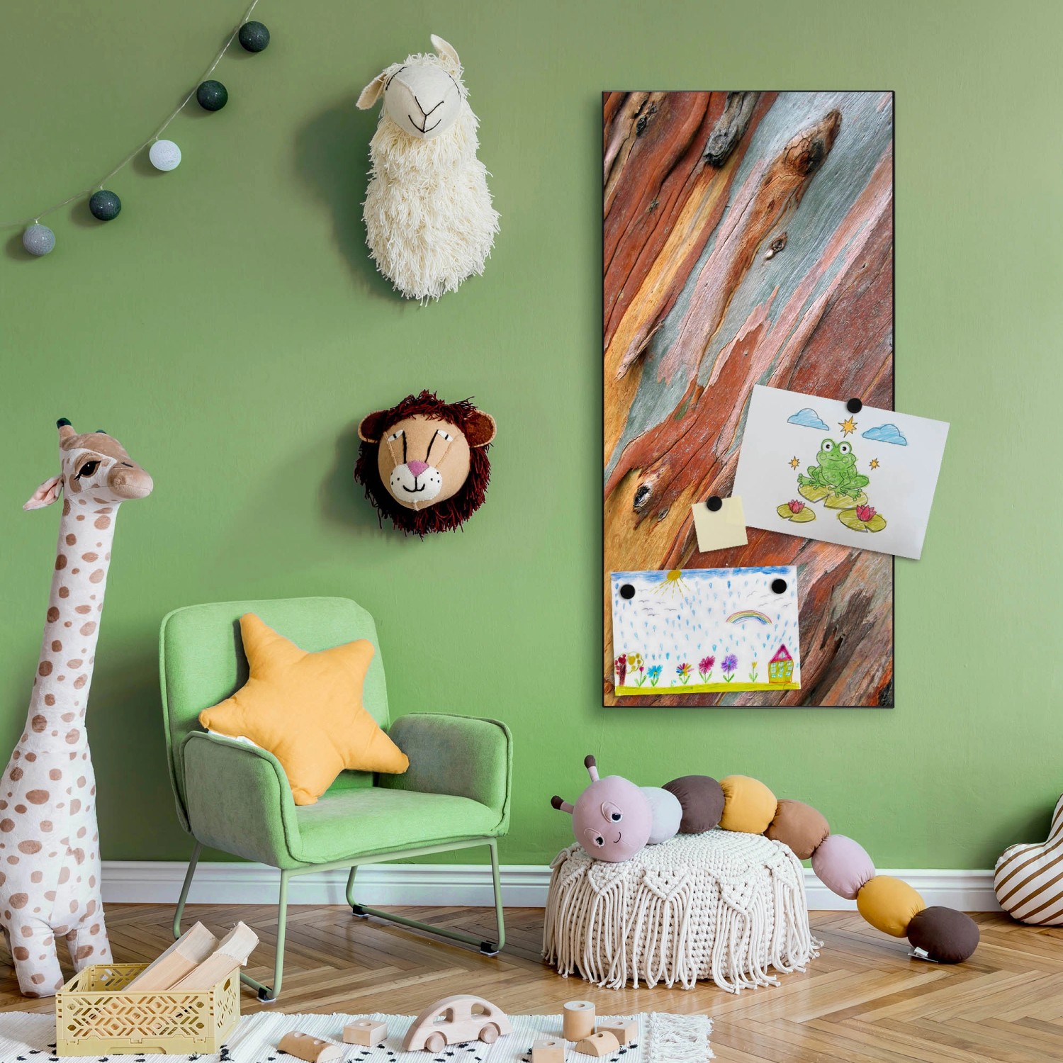 Banjado Magnettafel 37x78cm mit farbigem Holz Motiv und Magneten in Kinderzimmer Umgebung.