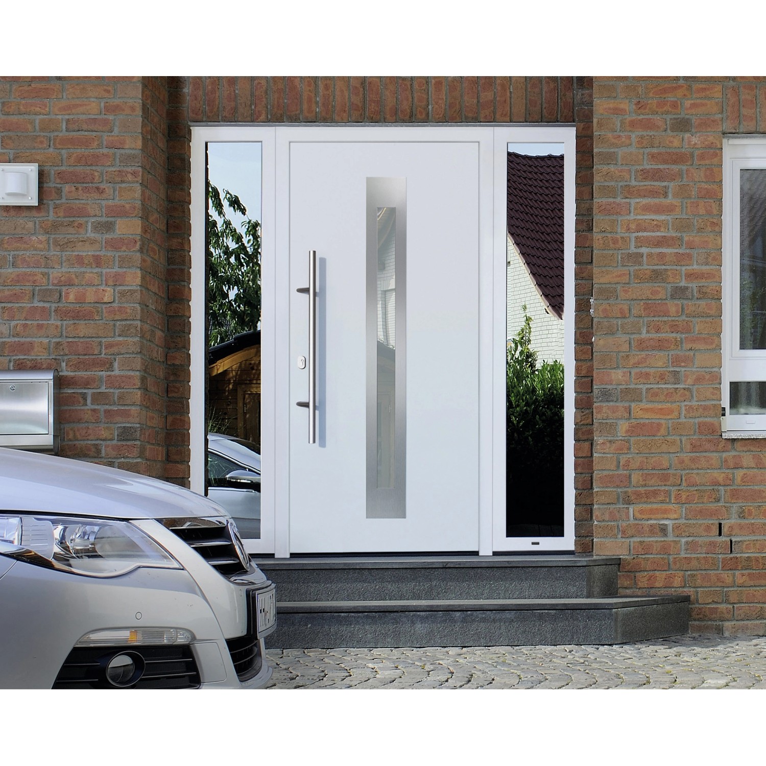 Weiße EcoStar Haustür Isopro IP 770S mit Glasausschnitt und Edelstahlgriff, montiert in Hauseingang.