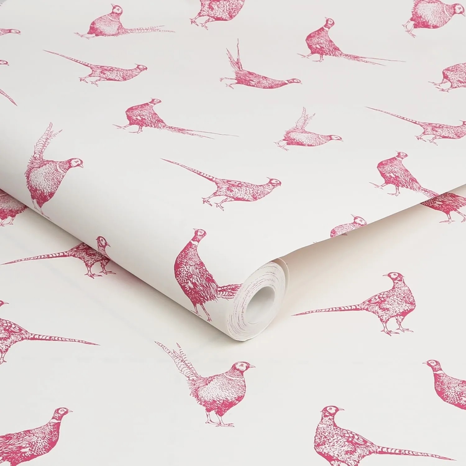 Joules Vliestapete Flirty Pheasants Rosa: Rolle mit pinkfarbenen Fasanen auf hellem Grund.