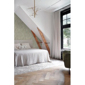 Schlafzimmer mit Origin Wallcoverings Tapete in 3D Holzoptik Taupe an der Wand.