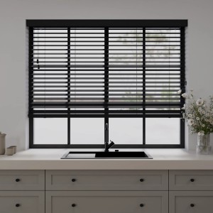 Schwarze Cocoon Home Concepts Holzjalousie (120x175) mit 50mm Lamellen am Fenster.