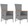 Graues 3-tlg. Garten-Lounge-Set aus Rattan und Akazienholz, bestehend aus zwei Stühlen mit Kissen und einem Tisch.