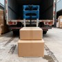 Blaue klappbare Stahl-Sackkarre mit zwei braunen Kartons, bereit zum Verladen in einen LKW. Max. 70 kg Tragkraft.