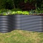 Anthrazitfarbenes Westmann Metall Hochbeet Grow Faster im Garten mit Bepflanzung.
