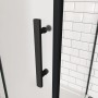 Detailaufnahme: Schwarze AICA Eckdusche mit Falttür und Griff.