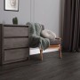 ML-Design Vinylboden Eiche Dunkelgrau im Raum mit Kommode und Sessel.