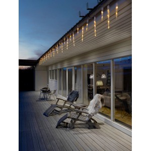 Konstsmide LED Eiszapfen Lichtervorhang mit 32 Zapfen und bernsteinfarbenem Licht am Haus.