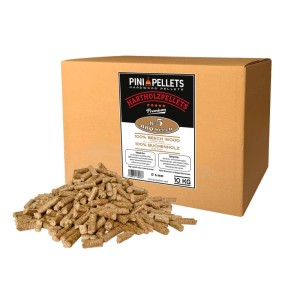 PINI Grillpellets 10 kg Buche: brauner Karton, davor ein Haufen heller Holzpellets. Für BBQ, Smoken, Pizzaofen.