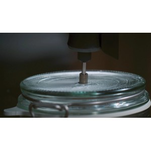 Dremel Diamant-Glasbohrer 663 bohrt in Glasdeckel. Präzises Miniaturwerkzeug für Glasgravur und Bohrarbeiten.