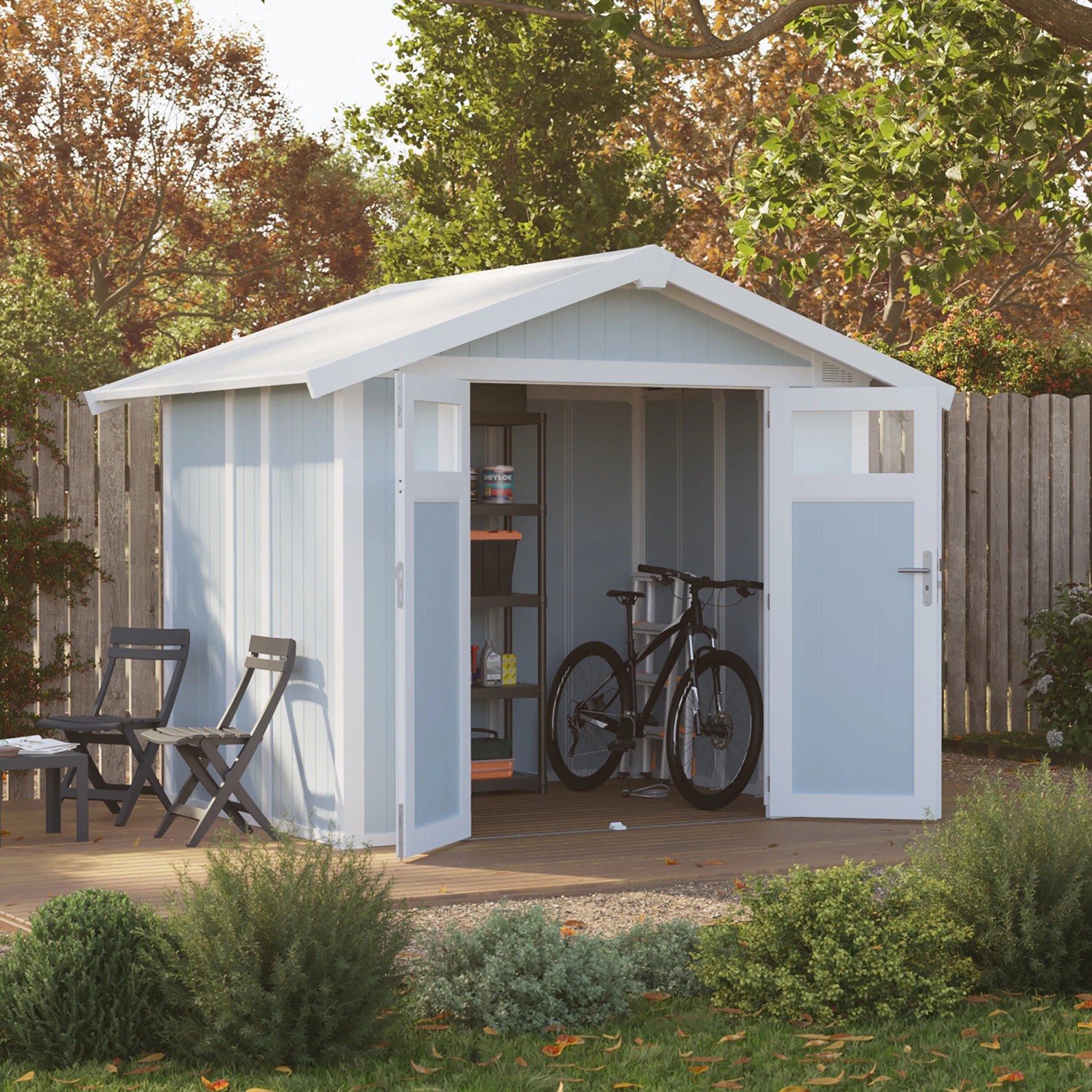 Grosfillex Gerätehaus Utility 4,9 in Graublau mit Doppeltür, Fahrrad und Regal im Inneren.