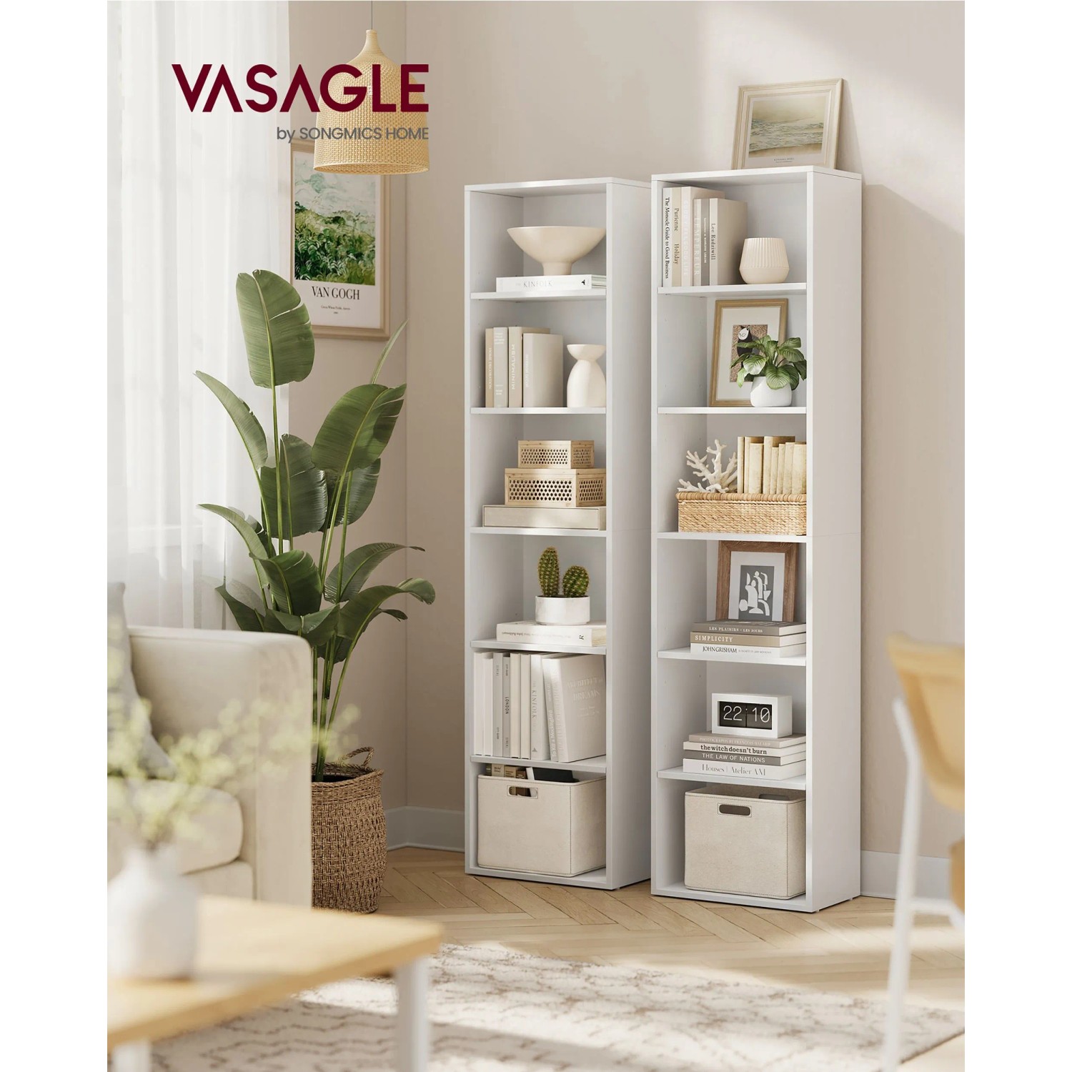 Weißes Songmics Bücherregal Custos mit 6 Ebenen im Wohnzimmer.
