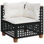 Schwarzes vidaXL Gartensofa aus Rattan mit cremeweißen Kissen, Teil einer 5-tlg. Gartenmöbel-Garnitur.
