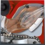 Detailaufnahme: Einhell GC-CS 235 E Sägekettenschärfgerät beim Schärfen einer Kette.