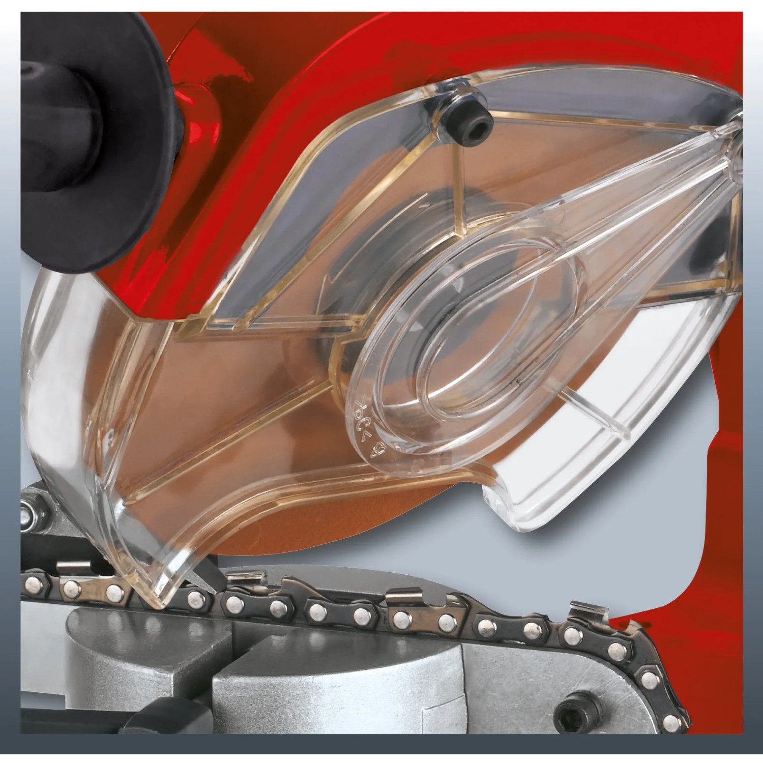 Detailaufnahme: Einhell GC-CS 235 E Sägekettenschärfgerät beim Schärfen einer Kette.