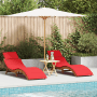 Zwei rote vidaXL Sonnenliegen aus Akazienholz mit Kissen am Pool.